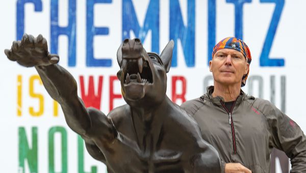 Artist Rainer Opolka stands besides of one of his sculptures near the Karl Marx Monument in Chemnitz - Sputnik International