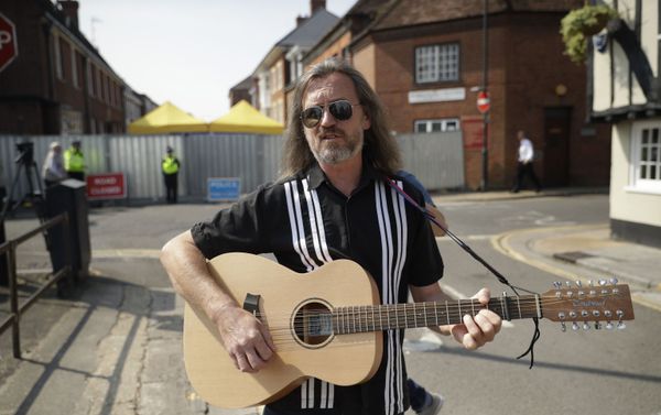 Local musician Pete Aves sings a song with lyrics inviting people to visit Salisbury - Sputnik International