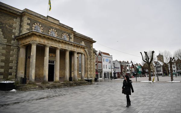 A pedestrian walks through the centre of Salisbury - Sputnik International