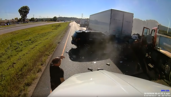 Distracted Dump Truck Driver Charged After Near-Fatal Pileup - Sputnik International