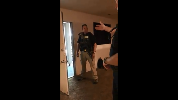 Officers from Kansas' Topeka Police Department burst into man's home with AR-15s - Sputnik International