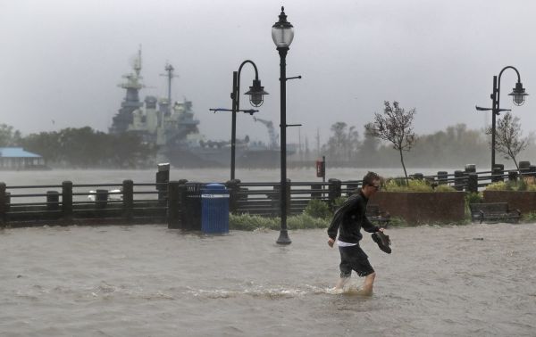 A man crosses a flooded street in downtown Wilmington, N.C., after Hurricane Florence made landfall Friday, Sept. 14, 2018. A man crosses a flooded street in downtown Wilmington, N.C., after Hurricane Florence made landfall Friday, Sept. 14, 2018. - Sputnik International