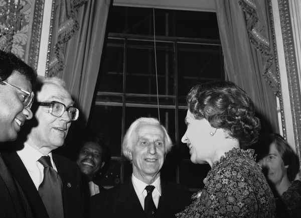 Britain's Queen Elizabeth II, right, talks with Opposition Labour Party leader Michael Foot, second left, during a Commonwealth Day reception at Marlborough House, in London on March 14, 1983. Other people unidentified. (AP Photo/Staff/Dear) - Sputnik International