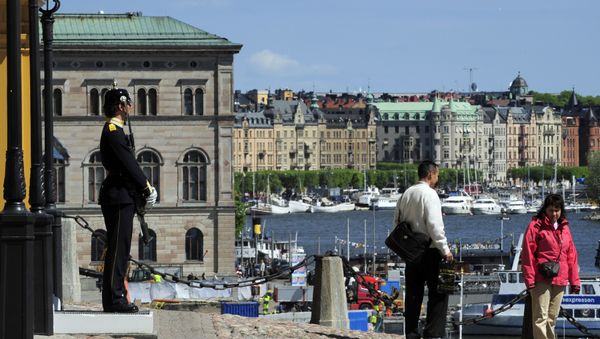 Tourists stand by the Royal Castle (L) in front of a Royal guard in Stockholm (File) Tourists stand by the Royal Castle (L) in front of a Royal guard in Stockholm (File) - Sputnik International