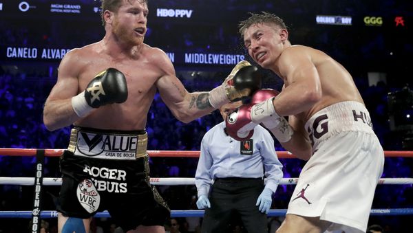 Saul Alvarez (black trunks) lands a punch on the chin of Gennady Golovkin during Saturday's fight in Las Vegas - Sputnik International