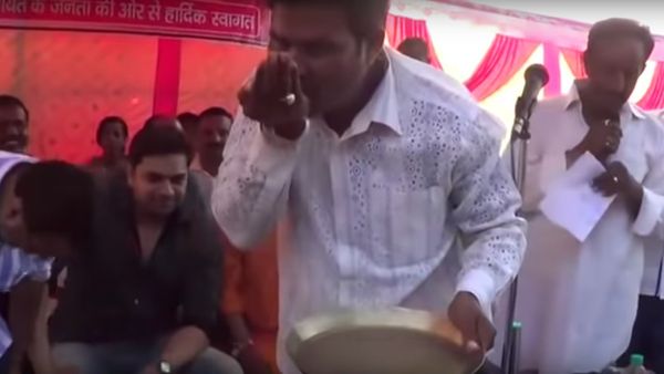 BJP worker washes the feet of Godda MP Nishikant Dubey, drinks the dirty water - Sputnik International
