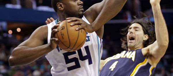 Charlotte Hornets' Jason Maxiell (54) grabs a rebound over Indiana Pacers' Luis Scola (4) during the first half of an NBA basketball game in Charlotte, N.C., Sunday, Feb. 8, 2015 - Sputnik International