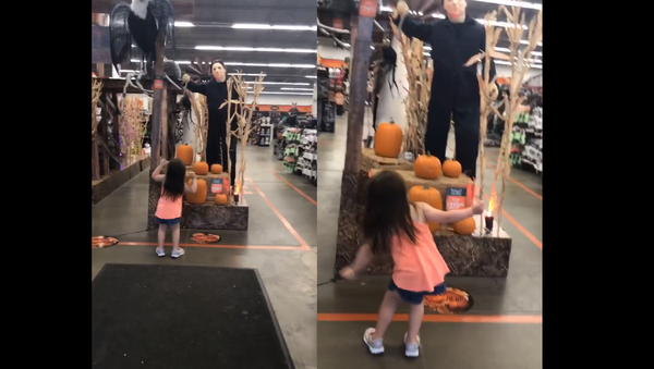 The Spooky Spirit: Fearless Little Girl Dances With Michael Myers Display - Sputnik International