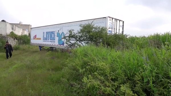 A police officer walks past an abandoned trailer full of bodies in Tlajomulco de Zuniga, Jalisco, Mexico September 15, 2018 in this still image taken from a video obtained September 17, 2018. A police officer walks past an abandoned trailer full of bodies in Tlajomulco de Zuniga, Jalisco, Mexico September 15, 2018 in this still image taken from a video obtained September 17, 2018. - Sputnik International