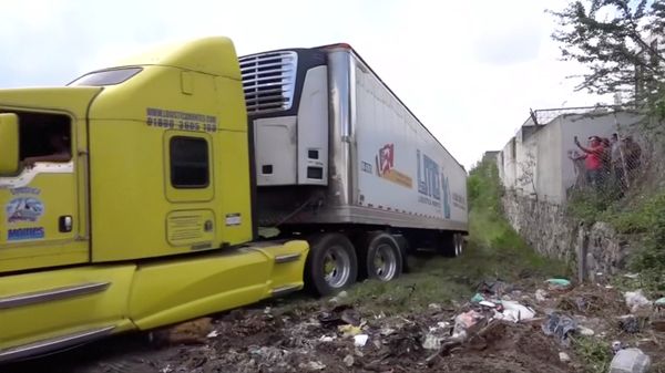 A truck leaves with an abandoned trailer full of bodies that has been parked in Tlajomulco de Zuniga, Jalisco, Mexico September 15, 2018 in this still image taken from a video obtained September 17, 2018. A truck leaves with an abandoned trailer full of bodies that has been parked in Tlajomulco de Zuniga, Jalisco, Mexico September 15, 2018 in this still image taken from a video obtained September 17, 2018. - Sputnik International