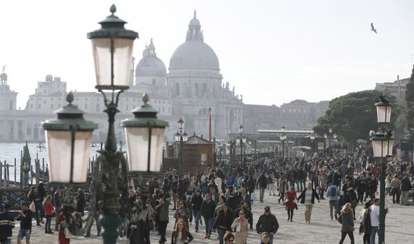 Tourists stroll in downtown Venice, Italy, Saturday, Nov. 12, 2016. Since 1951, Venice's population has steadily shrunk from 175,000 to some 55,000. Several factors are blamed, including high prices driven by a boom in tourism, the logistics of supplying a carless city, and the erosion of canal-side apartment buildings by lapping waters - Sputnik International