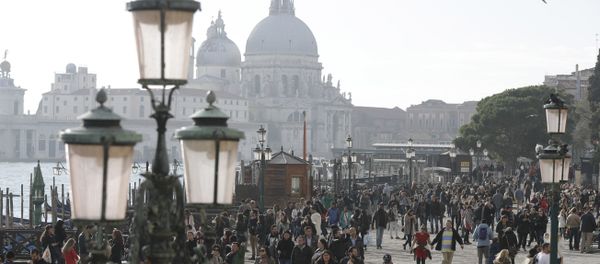 Tourists stroll in downtown Venice, Italy, Saturday, Nov. 12, 2016. Since 1951, Venice's population has steadily shrunk from 175,000 to some 55,000. Several factors are blamed, including high prices driven by a boom in tourism, the logistics of supplying a carless city, and the erosion of canal-side apartment buildings by lapping waters Tourists stroll in downtown Venice, Italy, Saturday, Nov. 12, 2016. Since 1951, Venice's population has steadily shrunk from 175,000 to some 55,000. Several factors are blamed, including high prices driven by a boom in tourism, the logistics of supplying a carless city, and the erosion of canal-side apartment buildings by lapping waters - Sputnik International