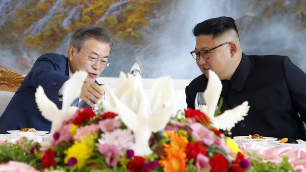 South Korean President Moon Jae-in, left, talks with North Korean leader Kim Jong Un at Okryu-Gwan restaurant in Pyongyang, North Korea, Wednesday, Sept. 19, 2018 - Sputnik International