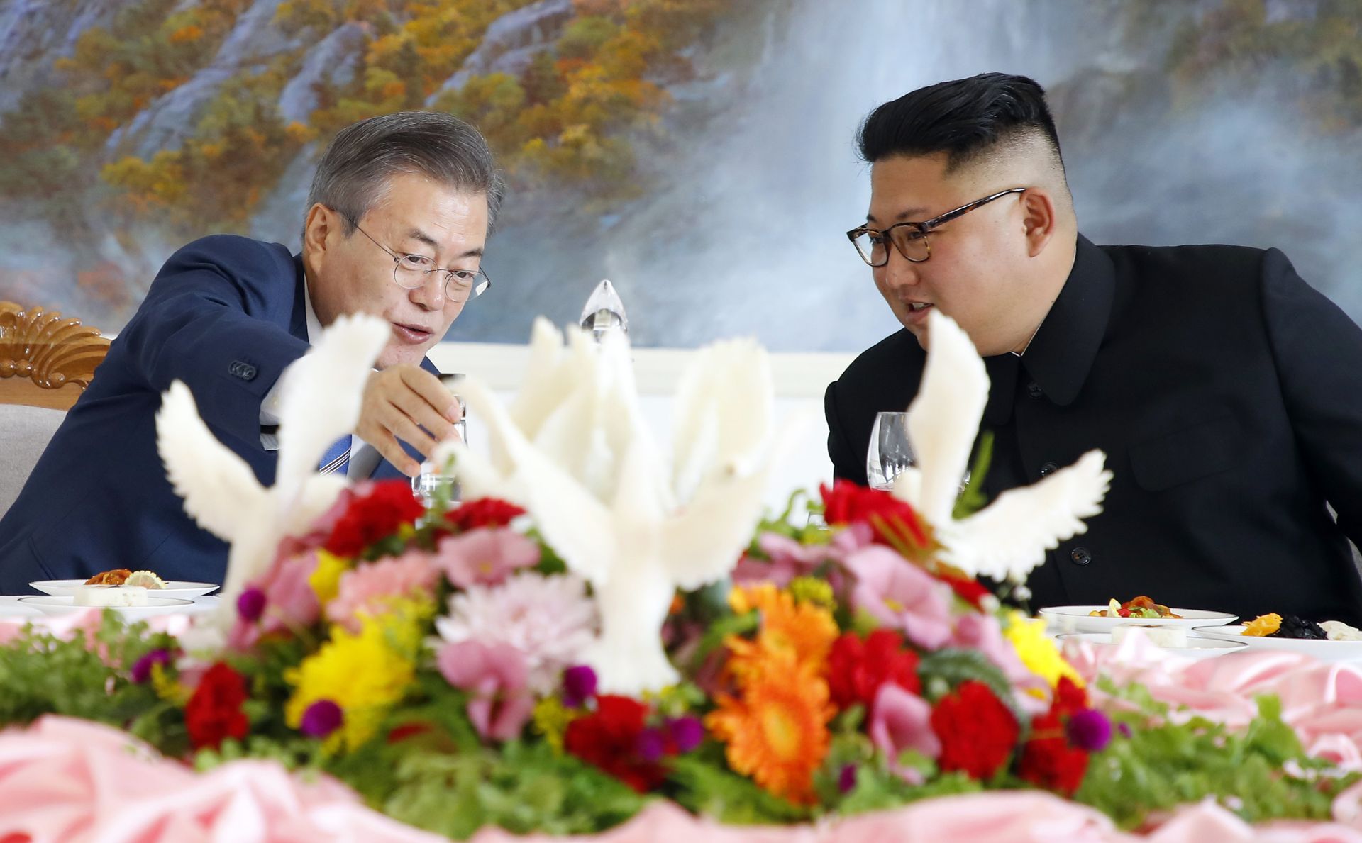 South Korean President Moon Jae-in, left, talks with North Korean leader Kim Jong Un at Okryu-Gwan restaurant in Pyongyang, North Korea, Wednesday, Sept. 19, 2018 South Korean President Moon Jae-in, left, talks with North Korean leader Kim Jong Un at Okryu-Gwan restaurant in Pyongyang, North Korea, Wednesday, Sept. 19, 2018 - Sputnik International, 1920, 03.12.2024