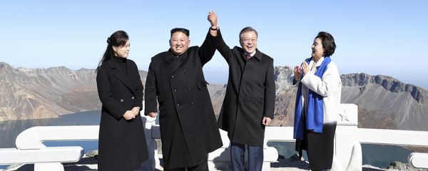 South Korean President Moon Jae-in, second from right, and his wife Kim Jung-sook, right, stand with North Korean leader Kim Jong Un, second from left, and his wife Ri Sol Ju on the Mount Paektu in North Korea, Thursday, Sept. 20, 2018 - Sputnik International