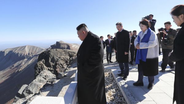 South Korean President Moon Jae-in, second from left, and his wife Kim Jung-sook, second from right, North Korean leader Kim Jong Un, left, and his wife Ri Sol Ju, right, visit Mount Paektu - Sputnik International