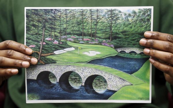Dixon holds one of his golf course drawings. He said he had never been into golf before going to jail - Sputnik International
