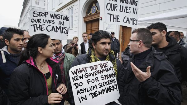 Some thirty Syrian refugees from different camps seeking asylum hold banners outside the Swedish Embassy in Copenhagen, Denmark on Wednesday, Sept. 26, 2012 - Sputnik International