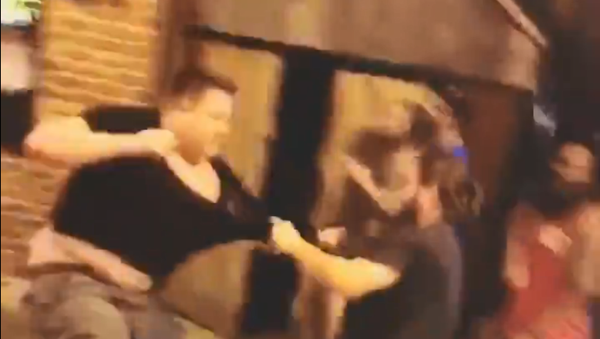 Man in a Proud Boys shirt is confronted by a crowd outside a Kansas City bar - Sputnik International