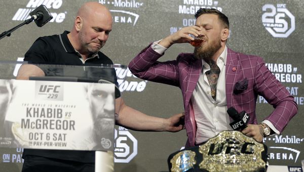Conor McGregor, right, and UFC president Dana White have a drink during a news conference in New York, Thursday, Sept. 20, 2018. McGregor is returning to UFC after a two-year absence - Sputnik International