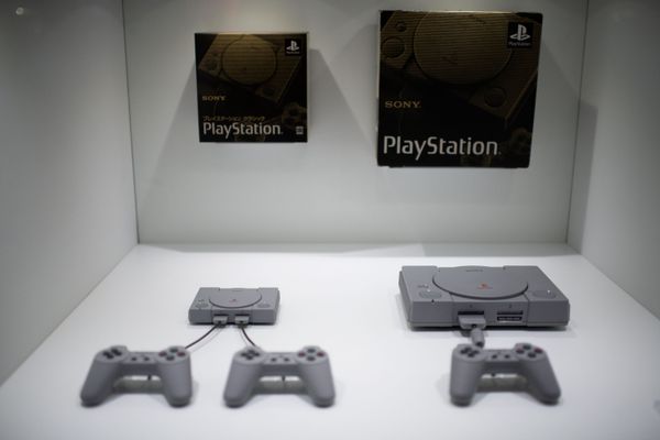 New Sony Playstation Classic 2018 vs. 1994 Sony Playstation Classic - Sputnik International
