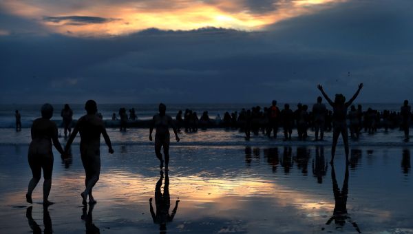 Participants in the annual North East Skinny Dip run into the sea at Druridge Bay, Britain, September 23, 2018 - Sputnik International