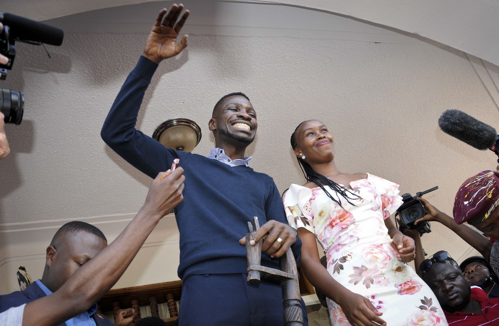 Bobi Wine waves to supporters after arriving back in Uganda in September 2018 after receiving medical treatment in the US - Sputnik International, 1920, 07.09.2021