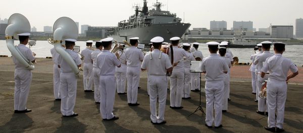 Japan Self-Defense Forces marching band members perform as British Royal Navy's HMS Albion amphibious assault ship arrives at a dock in Tokyo Friday, Aug. 3, 2018 Japan Self-Defense Forces marching band members perform as British Royal Navy's HMS Albion amphibious assault ship arrives at a dock in Tokyo Friday, Aug. 3, 2018 - Sputnik International