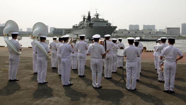 Japan Self-Defense Forces marching band members perform as British Royal Navy's HMS Albion amphibious assault ship arrives at a dock in Tokyo Friday, Aug. 3, 2018 - Sputnik International
