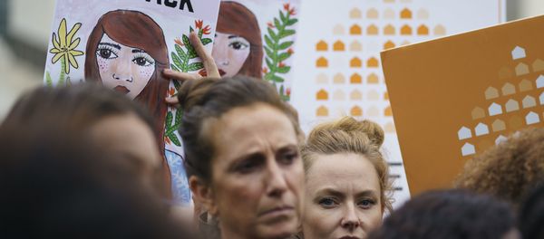 Protesters with Women's March and others hold up signs that read We Won't Go Back as they gather in front of the Supreme Court on Capitol Hill in Washington, Monday, Sept. 24, 2018. - Sputnik International