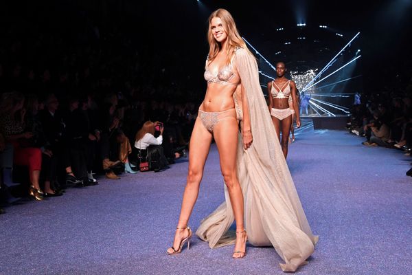 Sexy Back: Etam Presents New Lingerie Line During Paris Fashion Week - Sputnik International