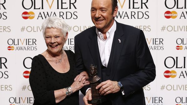 US actor Kevin Spacey (R) poses with British actress Judi Dench (L) - Sputnik International