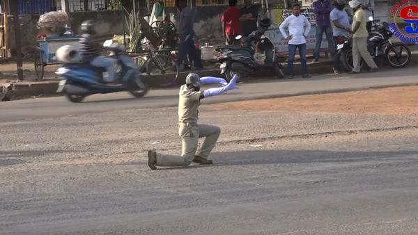 INDIA'S No-1 Dancing Cop - Sputnik International