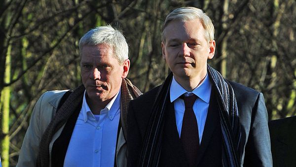 WikiLeaks founder Julian Assange (R) arrives with WikiLeaks spokesman Kristinn Hrafnsson at Belmarsh Magistrates' Court, in south-east London, on February 8, 2011 - Sputnik International
