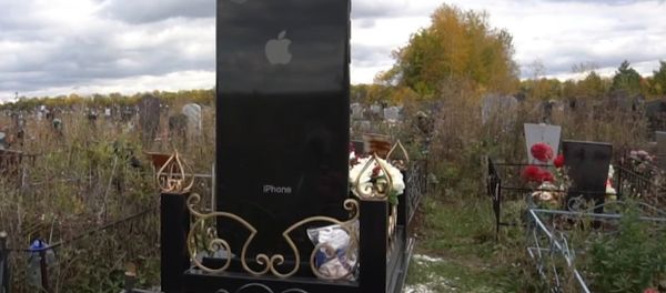 iTomb: Russian Woman Buried Under iPhone-Shaped Headstone - Sputnik International