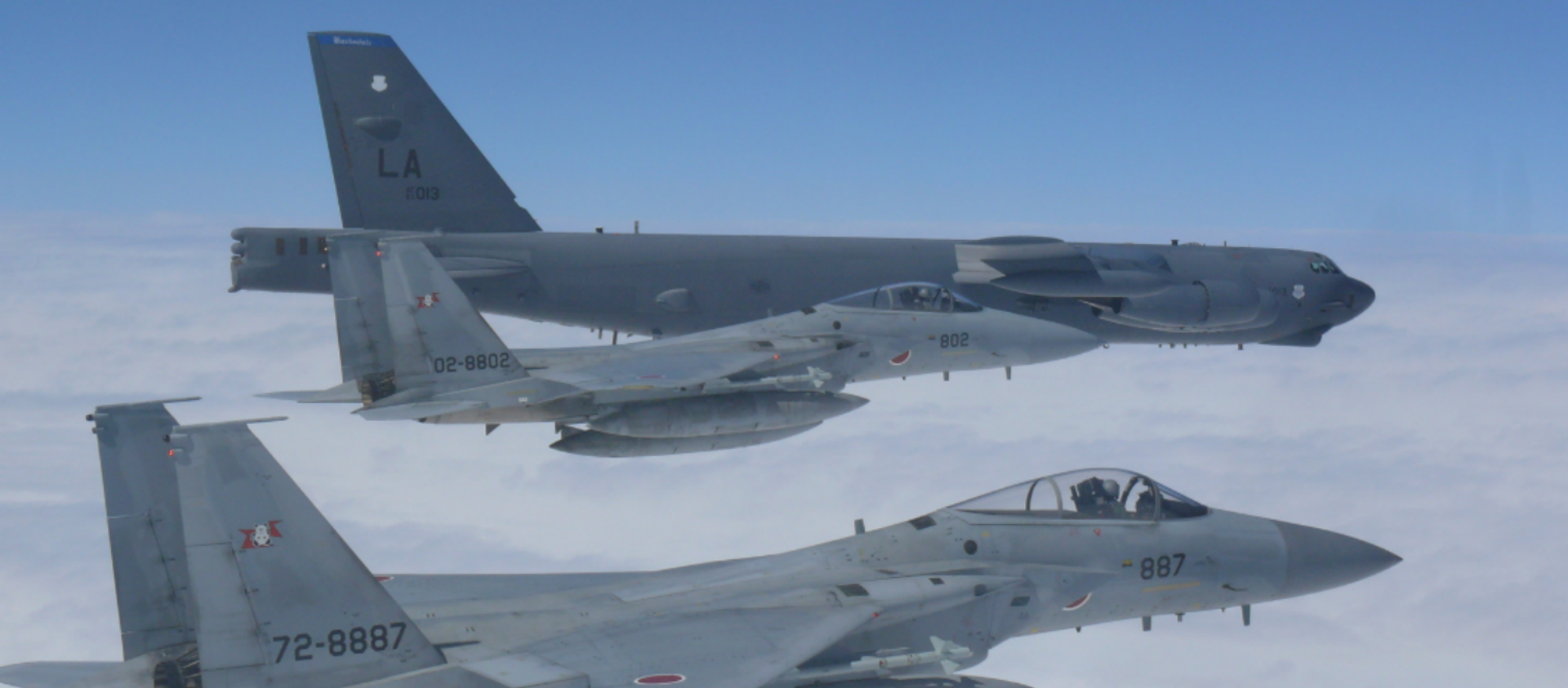 A US Air Force B-52H Stratofortress bomber and two Koku Jieitai (Japan Air Self-Defense Force) F-15 fighters execute a routine bilateral training mission over the East China Sea and the Sea of Japan, Sept. 26, 2018. - Sputnik International, 1920, 06.12.2019