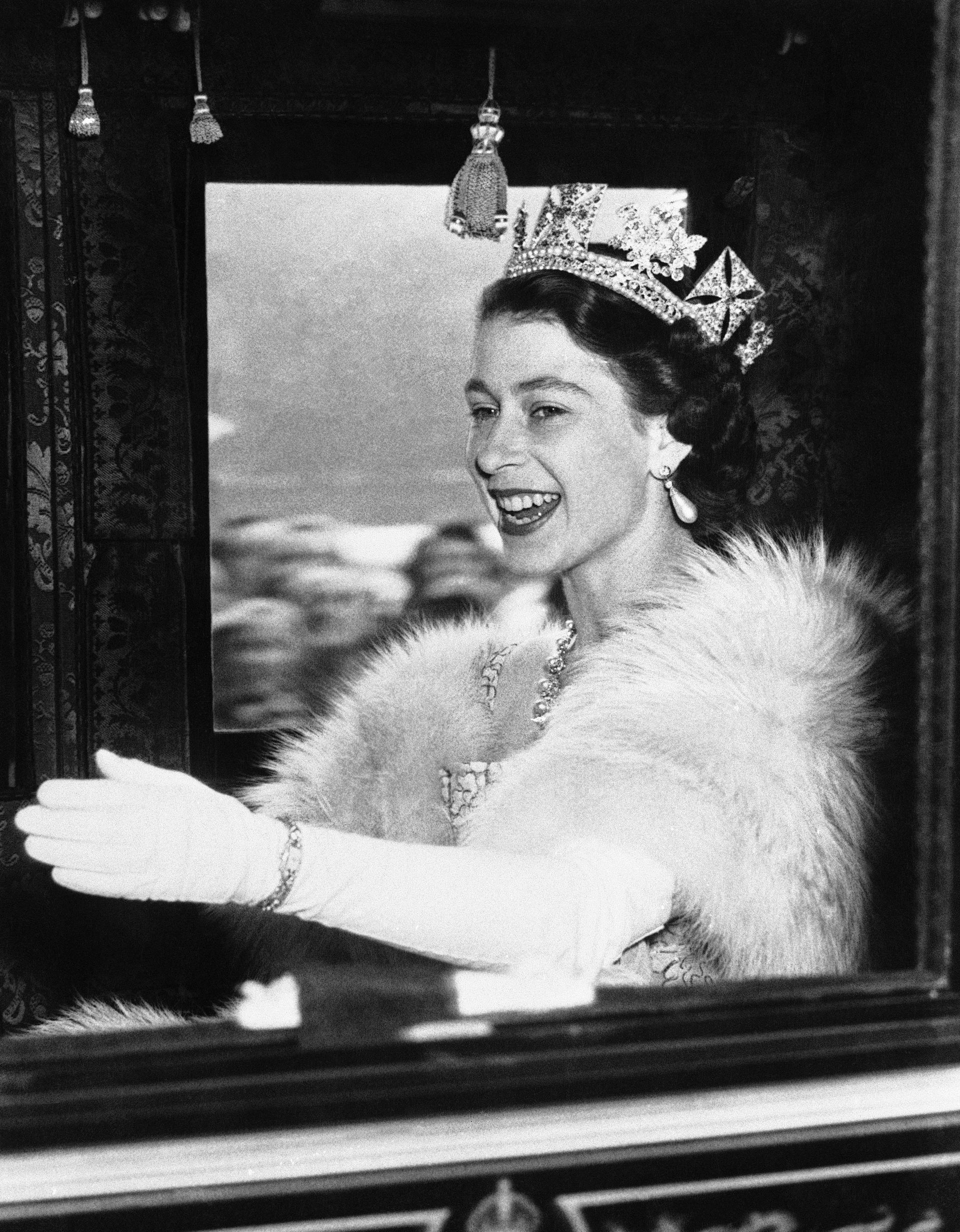 A smiling Queen Elizabeth II waves from the Irish State coach as she drives to the House of Lords to open Parliament in London on Nov. 4, 1951. This was the first time since 1886 that a queen has opened Parliament A smiling Queen Elizabeth II waves from the Irish State coach as she drives to the House of Lords to open Parliament in London on Nov. 4, 1951. This was the first time since 1886 that a queen has opened Parliament - Sputnik International, 1920, 26.12.2021