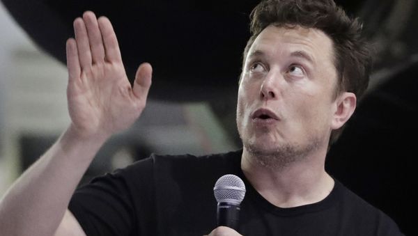 SpaceX founder and chief executive Elon Musk speaks after announcing Japanese billionaire Yusaku Maezawa as the first private passenger on a trip around the moon, Monday, Sept. 17, 2018, in Hawthorne, Calif - Sputnik International