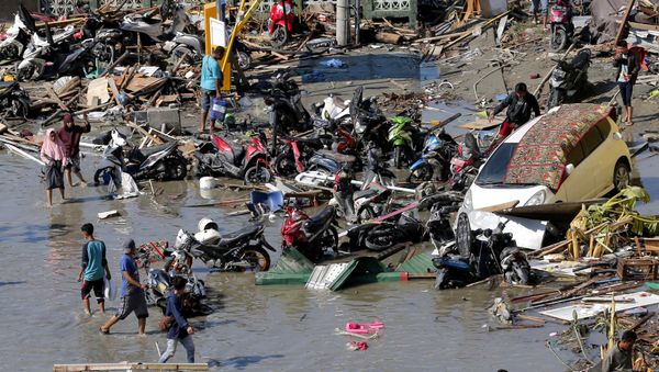 People survey damage outside the shopping mall following earthquakes and tsunami in Palu, Central Sulawesi, Indonesia, Sunday, Sept. 30, 2018. Rescuers try to reach trapped victims in collapsed buildings after hundreds of people are confirmed dead in a tsunami that hit two central Indonesian cities, sweeping away buildings with massive waves. People survey damage outside the shopping mall following earthquakes and tsunami in Palu, Central Sulawesi, Indonesia, Sunday, Sept. 30, 2018. Rescuers try to reach trapped victims in collapsed buildings after hundreds of people are confirmed dead in a tsunami that hit two central Indonesian cities, sweeping away buildings with massive waves. - Sputnik International