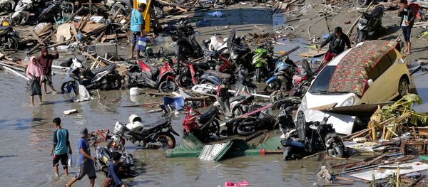 People survey damage outside the shopping mall following earthquakes and tsunami in Palu, Central Sulawesi, Indonesia, Sunday, Sept. 30, 2018. Rescuers try to reach trapped victims in collapsed buildings after hundreds of people are confirmed dead in a tsunami that hit two central Indonesian cities, sweeping away buildings with massive waves. - Sputnik International