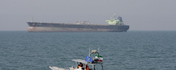 In this July 2, 2012 file photo, an Iranian Revolutionary Guard speedboat moves in the Persian Gulf while an oil tanker is seen in background In this July 2, 2012 file photo, an Iranian Revolutionary Guard speedboat moves in the Persian Gulf while an oil tanker is seen in background - Sputnik International