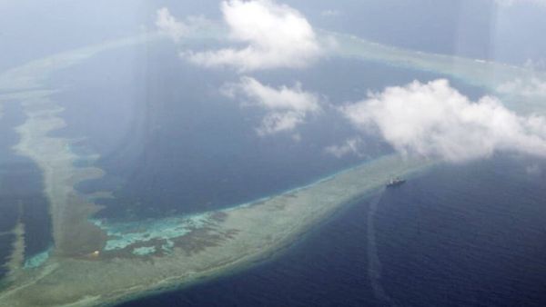 In this Aug. 31, 2018, file photo provided by the Armed Forces of the Philippines, the Philippine Navy ship BRP Gregorio del Pilar is seen at center right after it ran aground during a routine patrol, on Aug. 29, in the vicinity of Half Moon Shoal, which is called Hasa Hasa in the Philippines, off the disputed Spratlys Group of islands in the South China Sea - Sputnik International