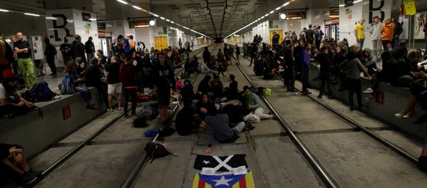 Catalan separatist protesters block the tracks of high speed train as they mark the first anniversary of Catalonia's banned independence referendum in Girona, Spain, October 1, 2018 Catalan separatist protesters block the tracks of high speed train as they mark the first anniversary of Catalonia's banned independence referendum in Girona, Spain, October 1, 2018 - Sputnik International