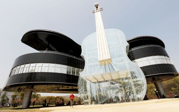 World Architecture Day: Dancing House and Violin Building Spark Amazement World Architecture Day: Dancing House and Violin Building Spark Amazement - Sputnik International