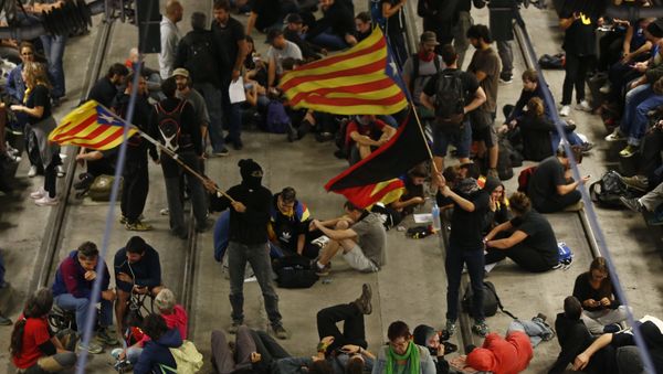 Activists advocating for Catalan secession wave Catalonian independence flags as others sit on the railway tracks at the station in Girona, Spain, Monday Oct. 1, 2018 Activists advocating for Catalan secession wave Catalonian independence flags as others sit on the railway tracks at the station in Girona, Spain, Monday Oct. 1, 2018 - Sputnik International