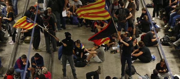 Activists advocating for Catalan secession wave Catalonian independence flags as others sit on the railway tracks at the station in Girona, Spain, Monday Oct. 1, 2018 - Sputnik International