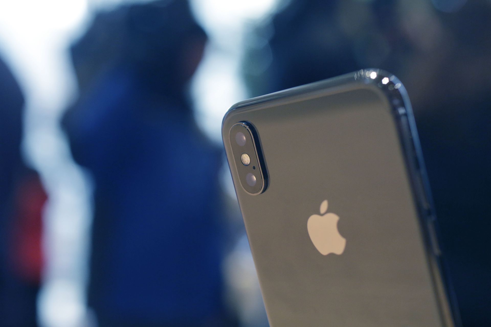 The Apple iPhone X sits on display at the new Apple Michigan Avenue store along the Chicago River Friday, Nov. 3, 2017, in Chicago.  - Sputnik International, 1920, 18.11.2021
