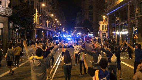 Pro-independence demonstrators stand on the middle of a street facing Catalan police officers during a protest In Barcelona, Spain, Monday, Oct. 1, 2018. Pro-independence demonstrators stand on the middle of a street facing Catalan police officers during a protest In Barcelona, Spain, Monday, Oct. 1, 2018. - Sputnik International