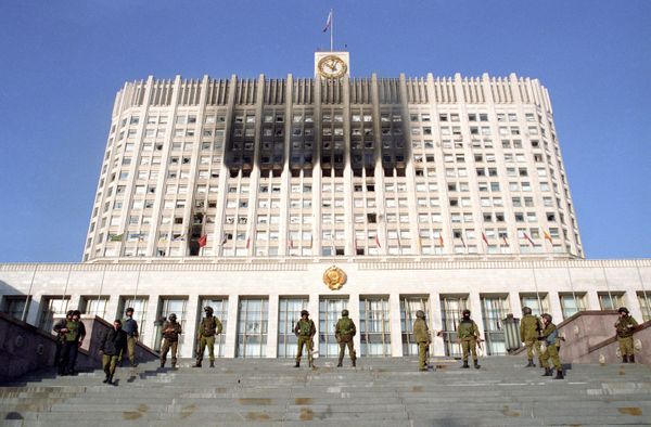 Servicemen of the Alfa anti-terrorist unit in front of the Russian Parliament building. Moscow, October 1993 - Sputnik International
