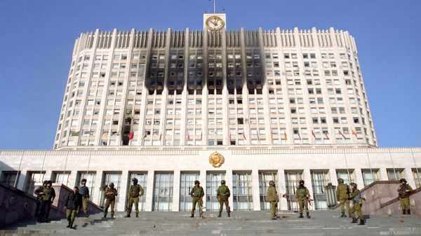Servicemen of the Alfa anti-terrorist unit in front of the Russian Parliament building. Moscow, October 1993 - Sputnik International